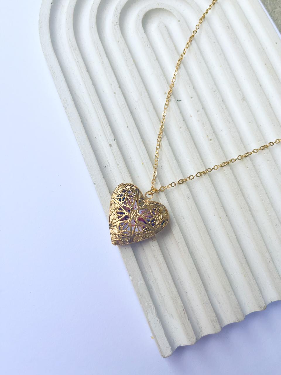 Cadena relicario de amor tallado