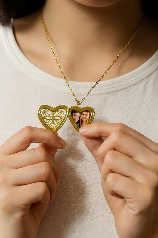 Cadena relicario de amor tallado